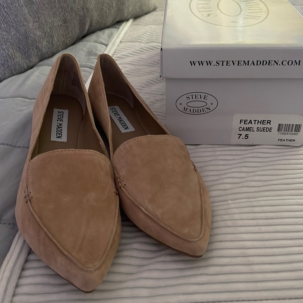 Brand new Steve Madden suede flats! Beautiful light brown color.